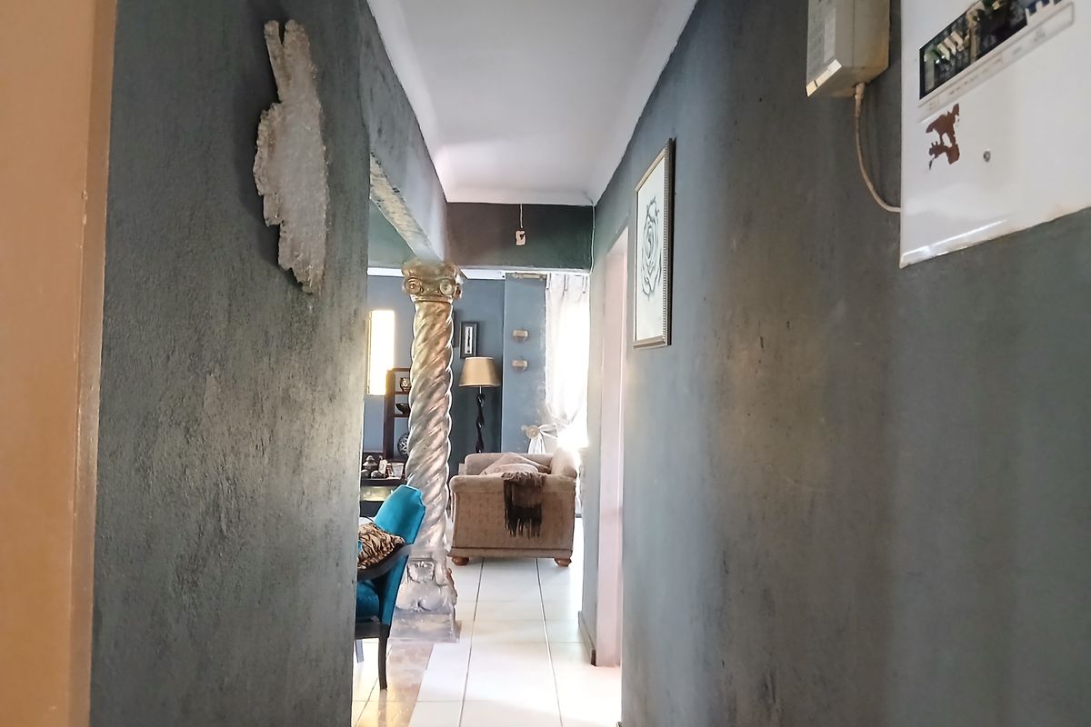 Move in ready in a well sought after neighborhood - Photo 4