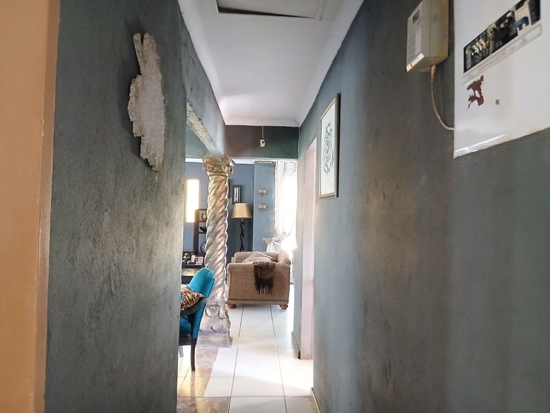 Move in ready in a well sought after neighborhood - Photo 4