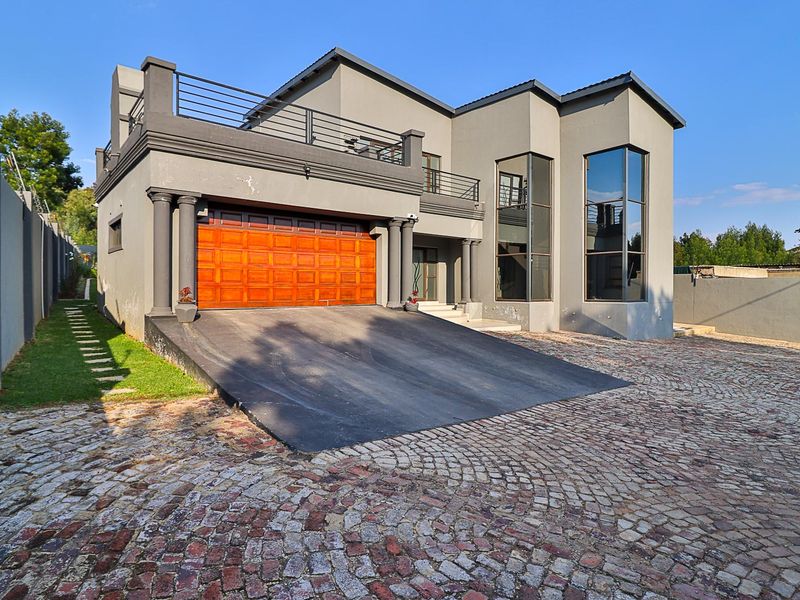 Immaculate - Renovated - Gem - Tranquility - Dont Miss Out!!! - Photo 1