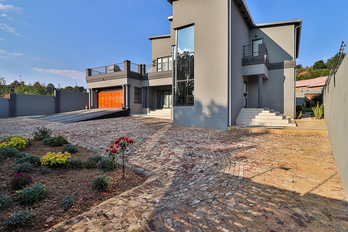 Immaculate - Renovated - Gem - Tranquility - Dont Miss Out!!! - Photo 2