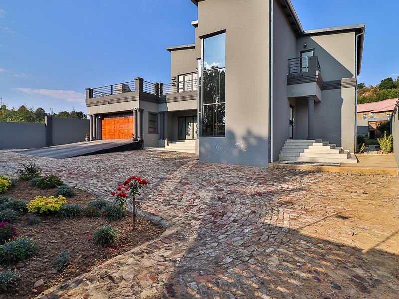 Immaculate - Renovated - Gem - Tranquility - Dont Miss Out!!! - Photo 2