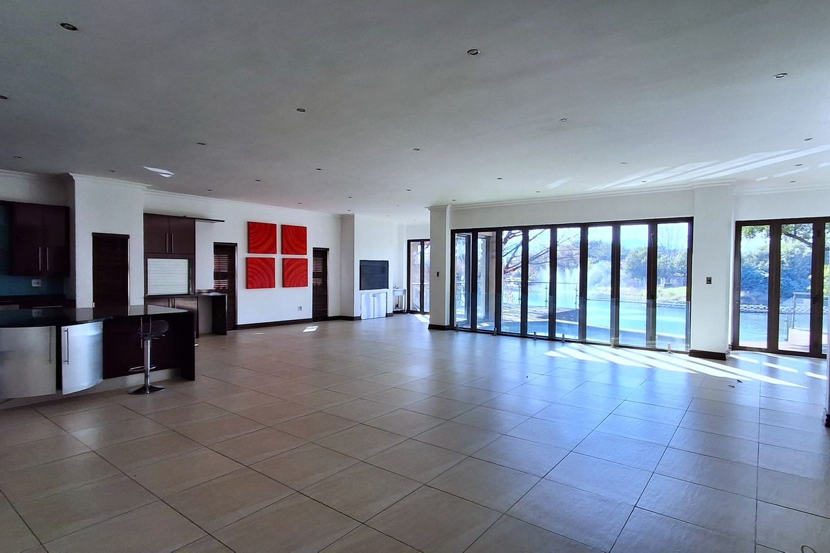 Elegant Canal-Side Living in Pecanwood Estate – Secure Luxury and a Lock-Up-and-Go Lifestyle! - Photo 5