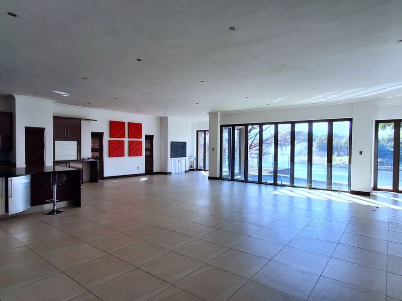 Elegant Canal-Side Living in Pecanwood Estate – Secure Luxury and a Lock-Up-and-Go Lifestyle! - Photo 5