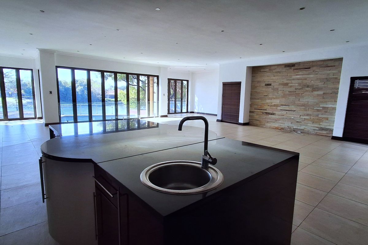 Elegant Canal-Side Living in Pecanwood Estate – Secure Luxury and a Lock-Up-and-Go Lifestyle! - Photo 4