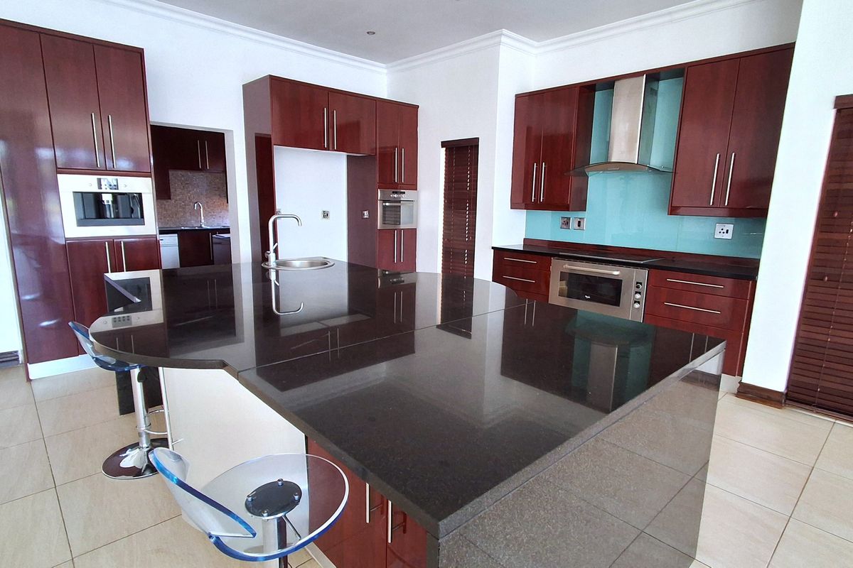 Elegant Canal-Side Living in Pecanwood Estate – Secure Luxury and a Lock-Up-and-Go Lifestyle! - Photo 2