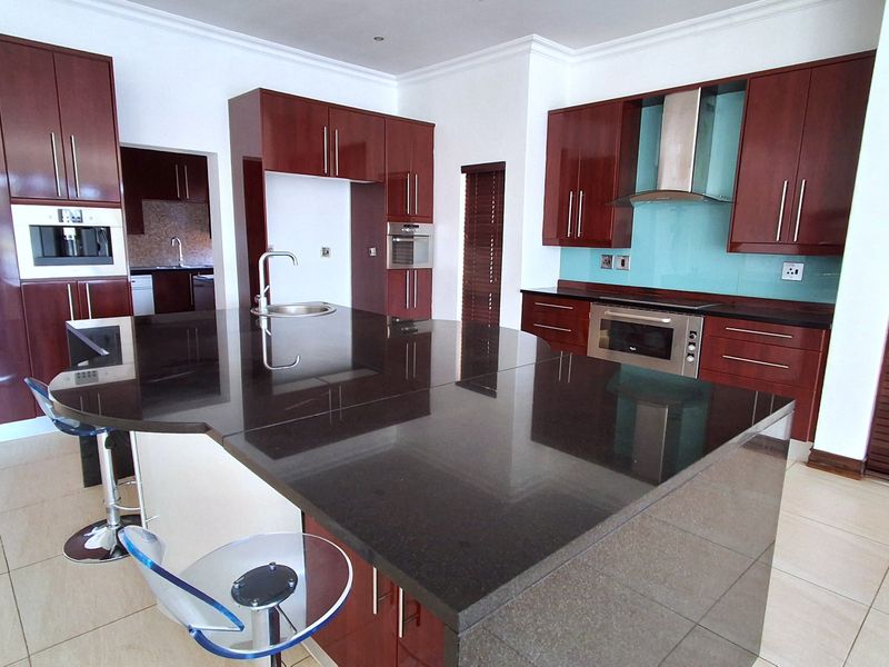 Elegant Canal-Side Living in Pecanwood Estate – Secure Luxury and a Lock-Up-and-Go Lifestyle! - Photo 2