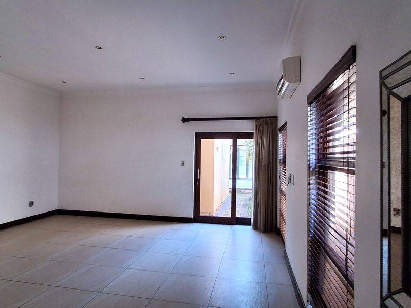 Elegant Canal-Side Living in Pecanwood Estate – Secure Luxury and a Lock-Up-and-Go Lifestyle! - Photo 10