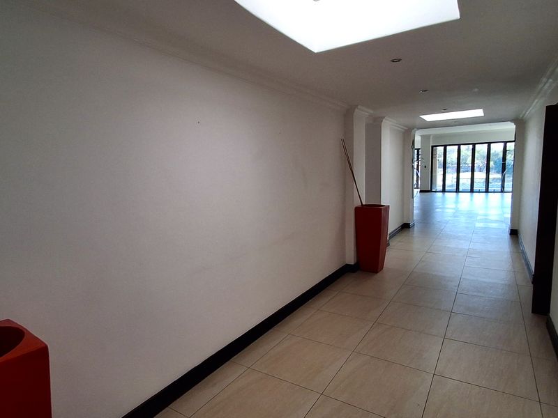 Elegant Canal-Side Living in Pecanwood Estate – Secure Luxury and a Lock-Up-and-Go Lifestyle! - Photo 9
