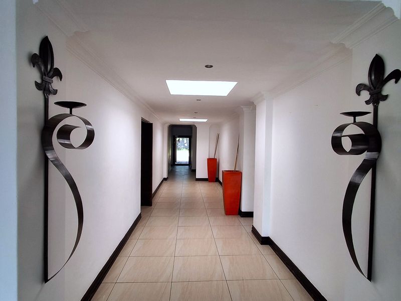 Elegant Canal-Side Living in Pecanwood Estate – Secure Luxury and a Lock-Up-and-Go Lifestyle! - Photo 8