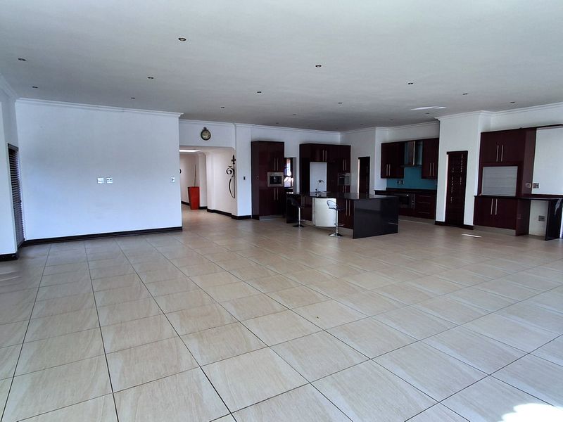 Elegant Canal-Side Living in Pecanwood Estate – Secure Luxury and a Lock-Up-and-Go Lifestyle! - Photo 7