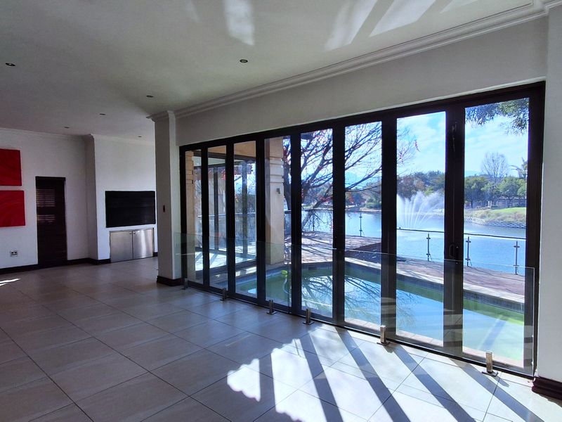 Elegant Canal-Side Living in Pecanwood Estate – Secure Luxury and a Lock-Up-and-Go Lifestyle! - Photo 6