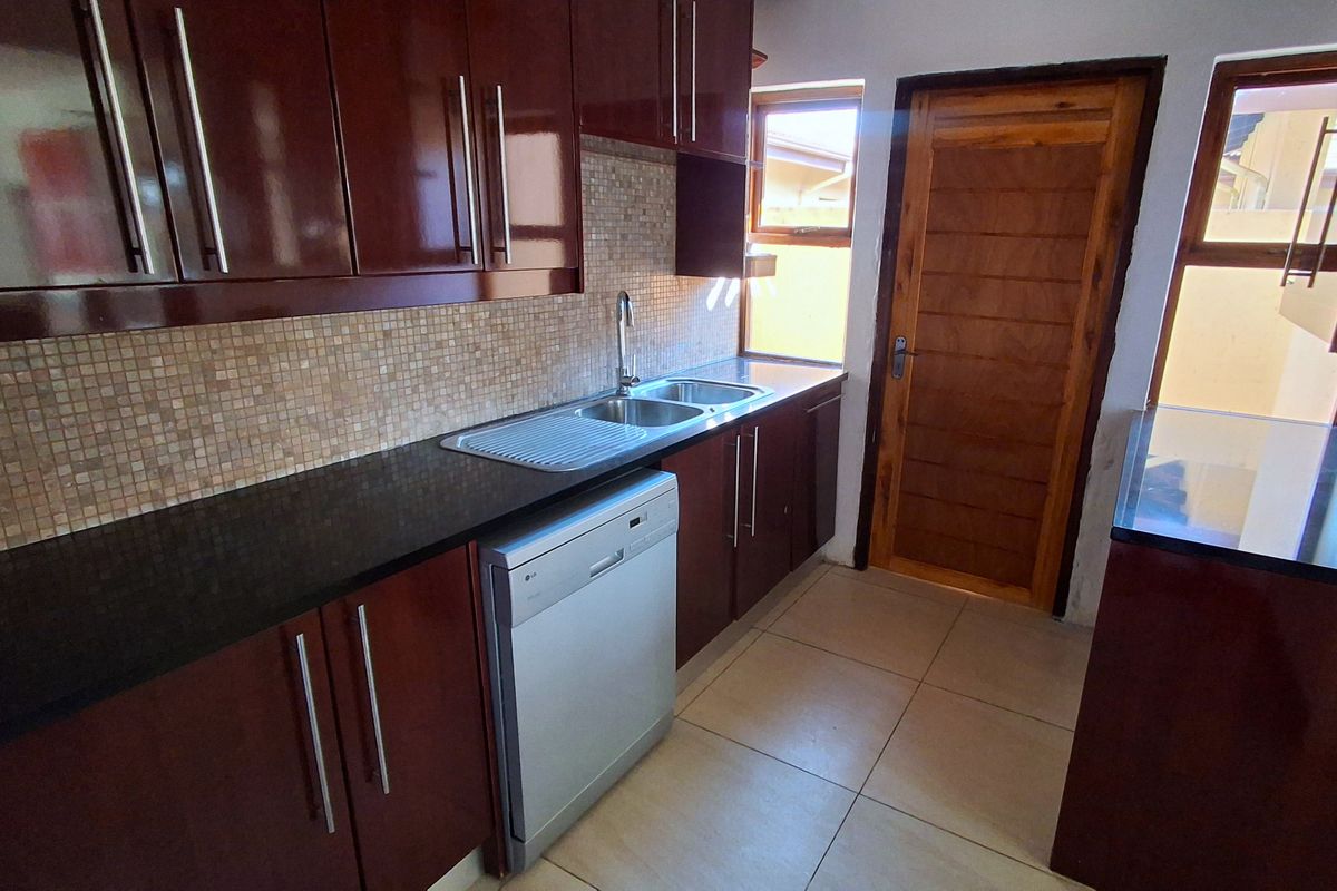 Elegant Canal-Side Living in Pecanwood Estate – Secure Luxury and a Lock-Up-and-Go Lifestyle! - Photo 3