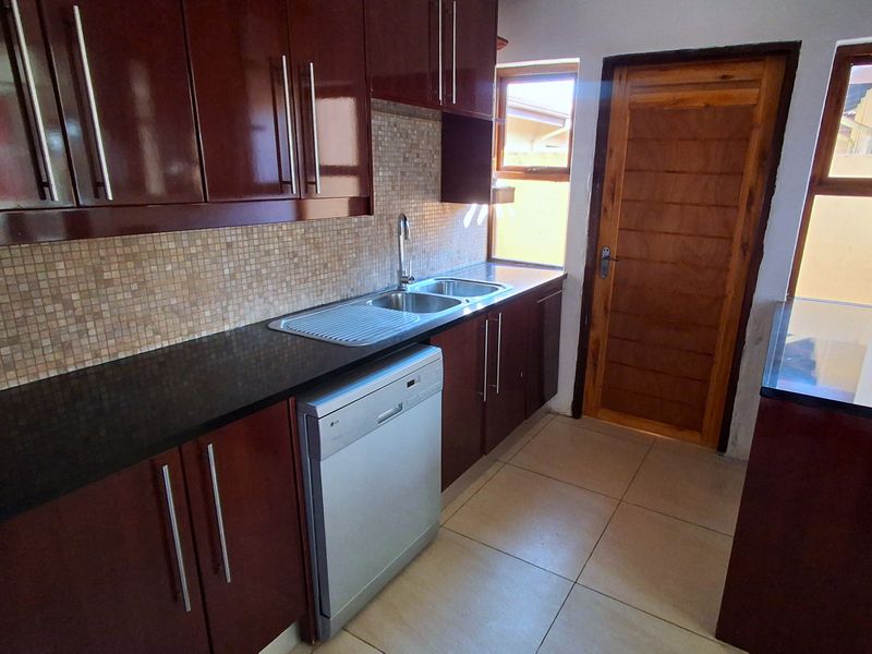 Elegant Canal-Side Living in Pecanwood Estate – Secure Luxury and a Lock-Up-and-Go Lifestyle! - Photo 3