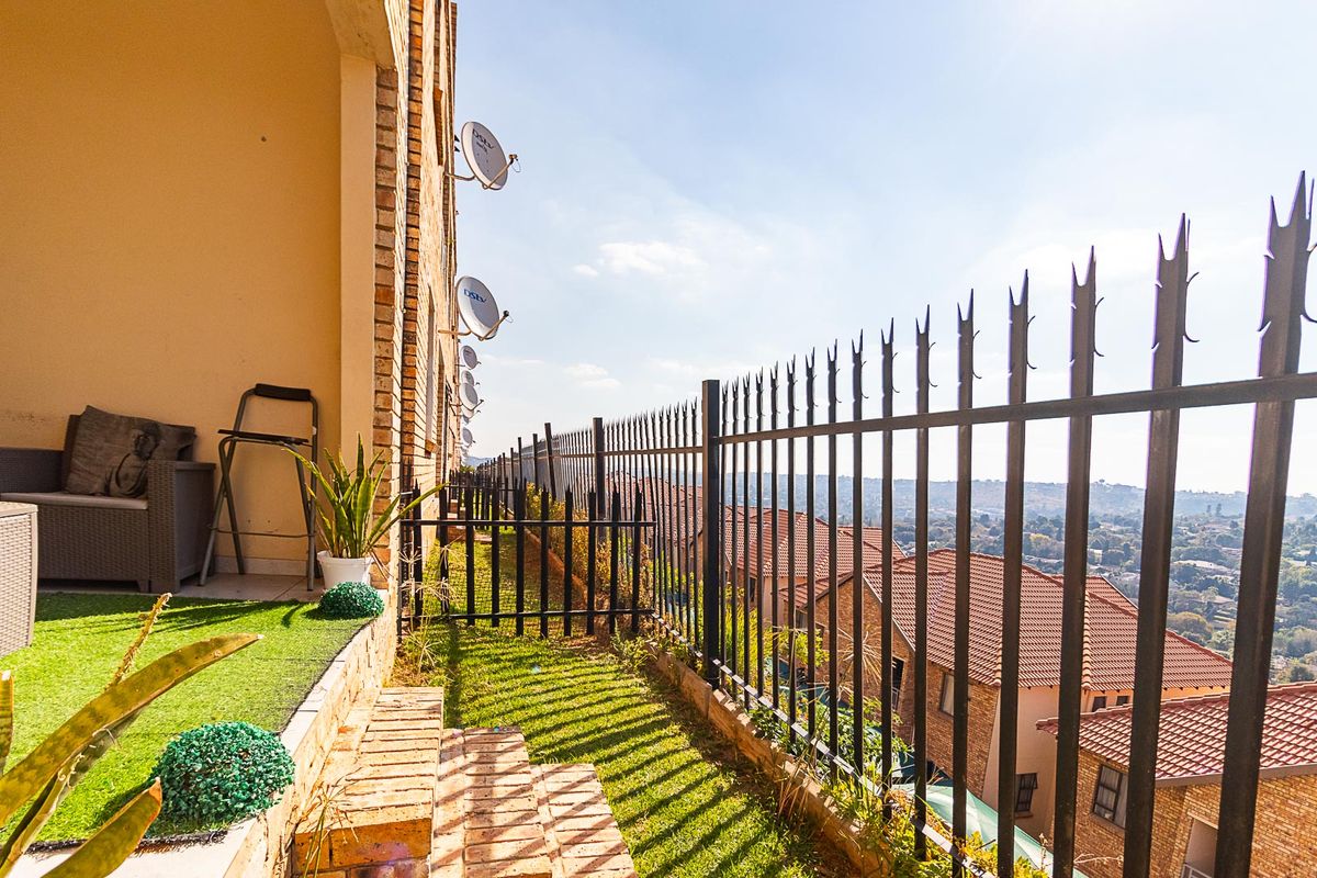 BREATHTAKING VIEWS • MODERN LUXURY • EXCLUSIVE PRIVACY-SECURE!!!! - Photo 4