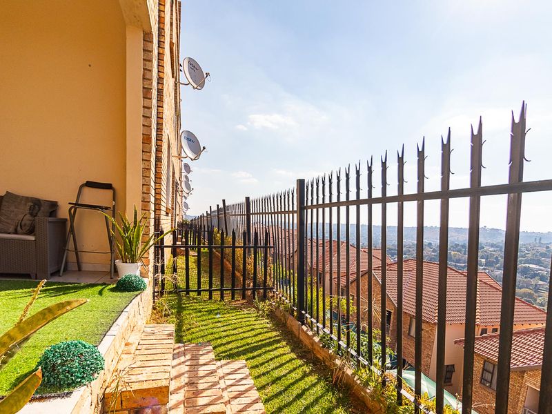 BREATHTAKING VIEWS • MODERN LUXURY • EXCLUSIVE PRIVACY-SECURE!!!! - Photo 4