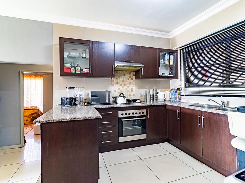 BREATHTAKING VIEWS • MODERN LUXURY • EXCLUSIVE PRIVACY-SECURE!!!! - Photo 9