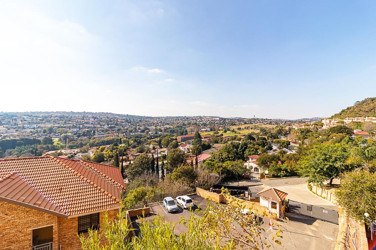 BREATHTAKING VIEWS • MODERN LUXURY • EXCLUSIVE PRIVACY-SECURE!!!! - Photo 2