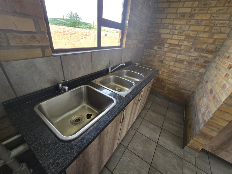 Modern Townhouse on a Plot. 10 min from Wilkoppies - Photo 5