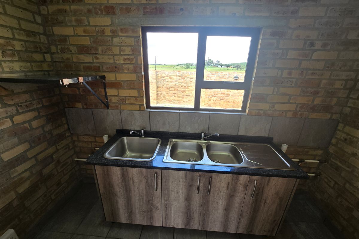 Modern Townhouse on a Plot. 10 min from Wilkoppies - Photo 4
