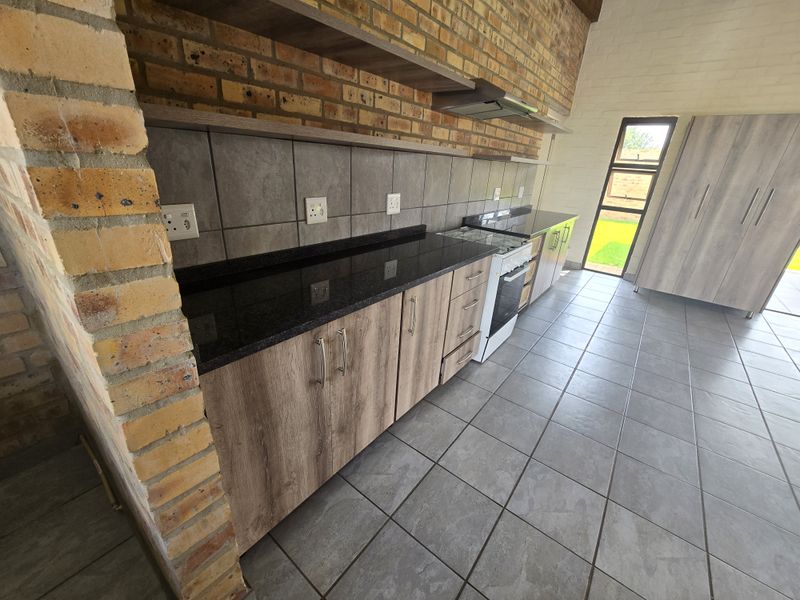 Modern Townhouse on a Plot. 10 min from Wilkoppies - Photo 6
