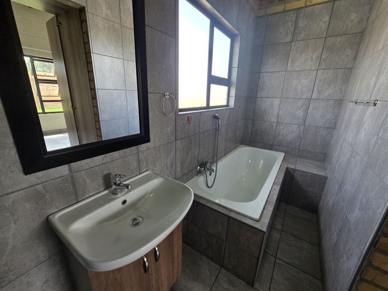 Modern Townhouse on a Plot. 10 min from Wilkoppies - Photo 9