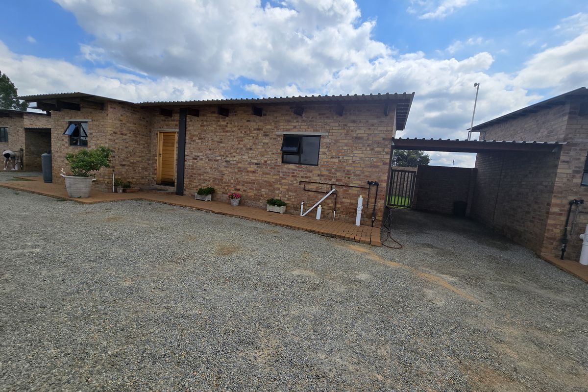 Modern Townhouse on a Plot. 10 min from Wilkoppies - Photo 2