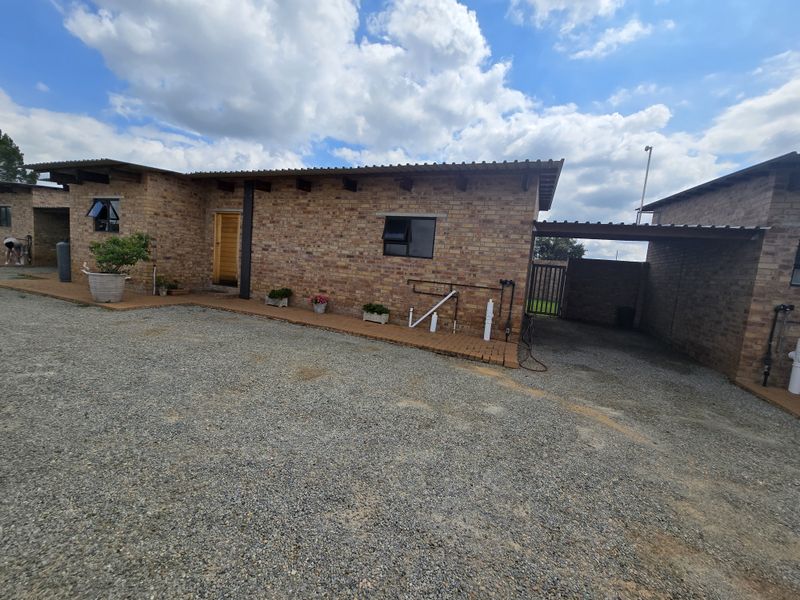 Modern Townhouse on a Plot. 10 min from Wilkoppies - Photo 2