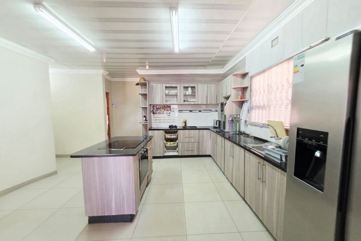Spacious 4-Bedroom Family Home - Photo 4