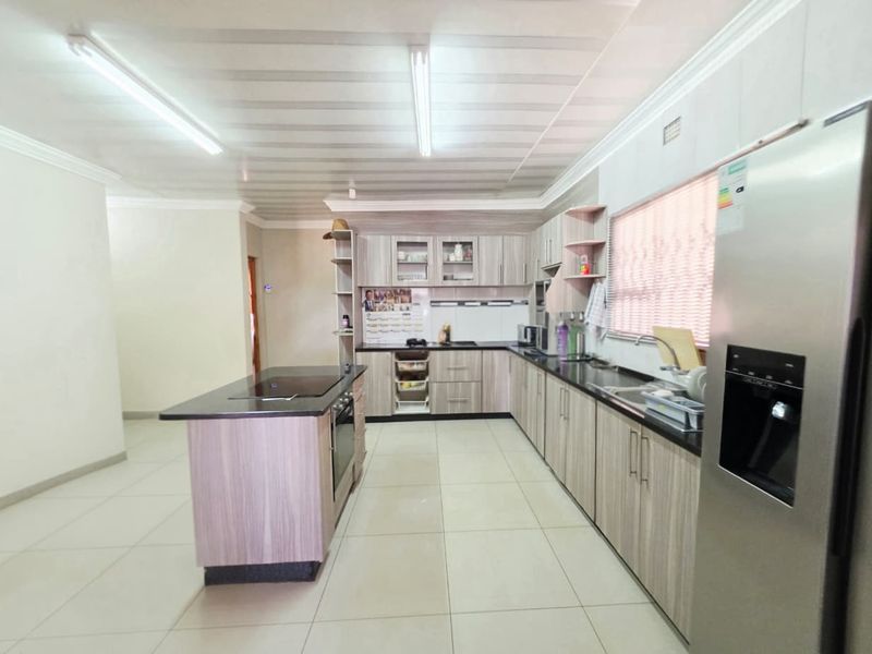 Spacious 4-Bedroom Family Home - Photo 4