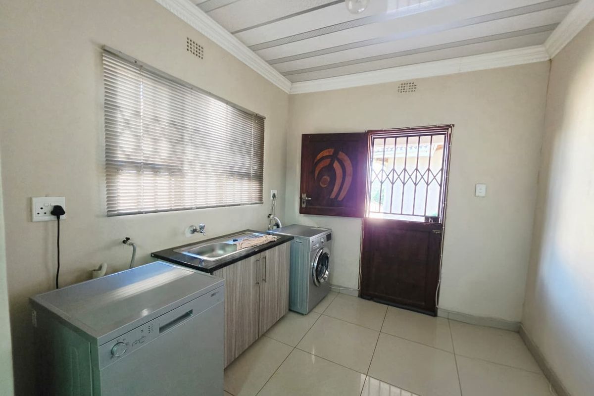 Spacious 4-Bedroom Family Home - Photo 5
