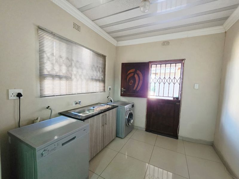 Spacious 4-Bedroom Family Home - Photo 5