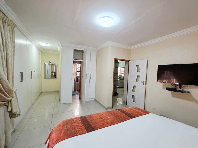 Spacious 4-Bedroom Family Home - Photo 9
