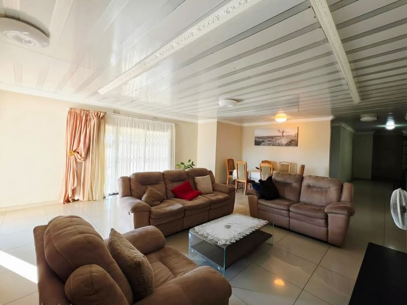 Spacious 4-Bedroom Family Home - Photo 7