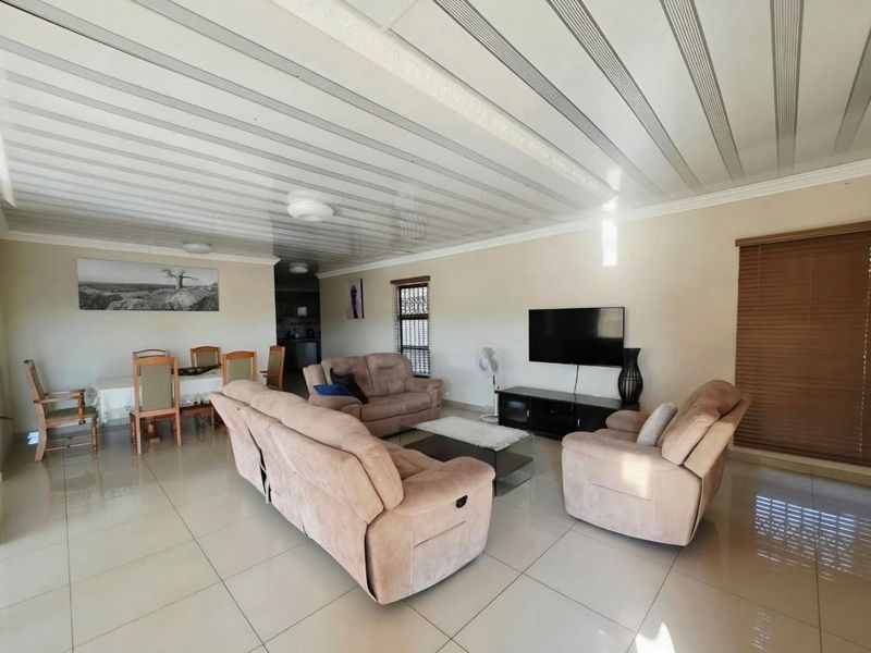 Spacious 4-Bedroom Family Home - Photo 6