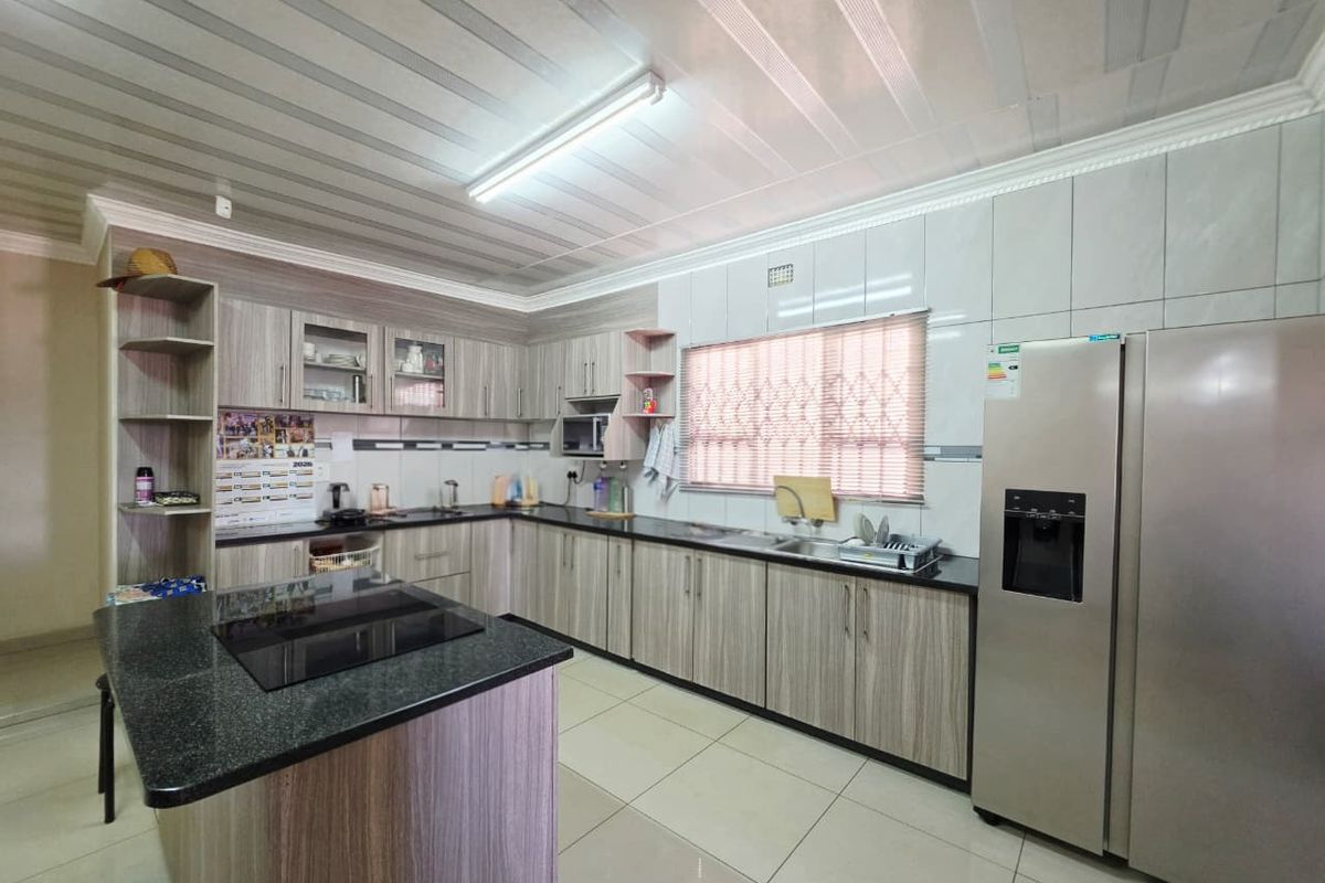 Spacious 4-Bedroom Family Home - Photo 2