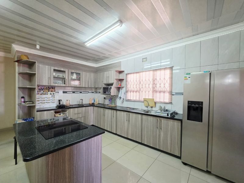 Spacious 4-Bedroom Family Home - Photo 2