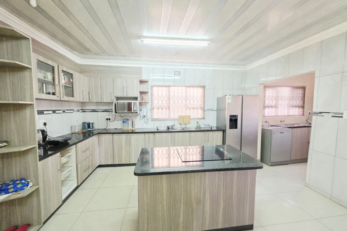 Spacious 4-Bedroom Family Home - Photo 3