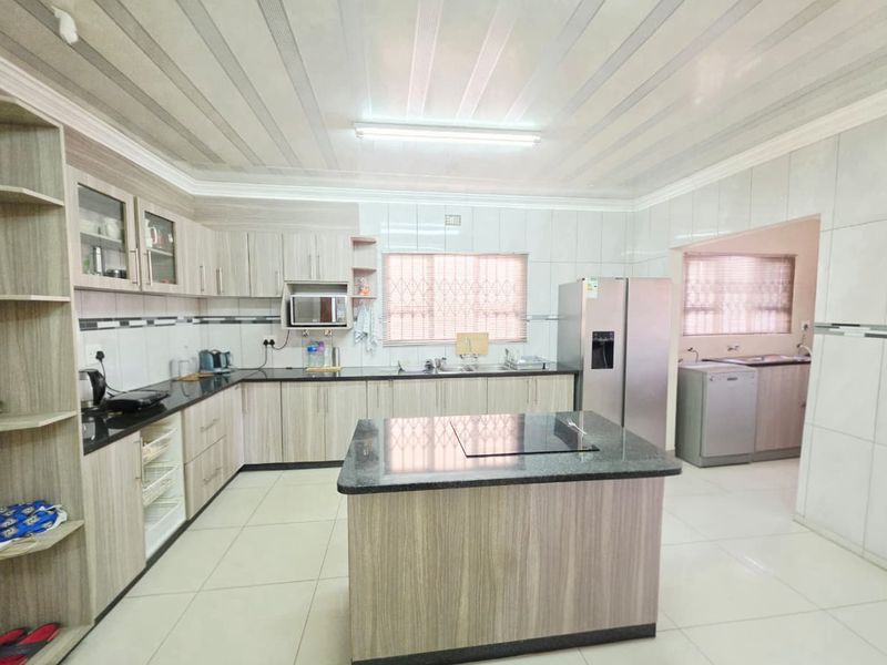 Spacious 4-Bedroom Family Home - Photo 3