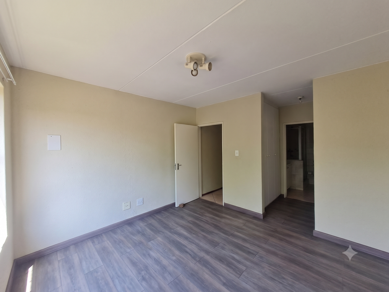 Modern 2-Bedroom, 2-Bathroom Apartment in a Secure Estate - Photo 8