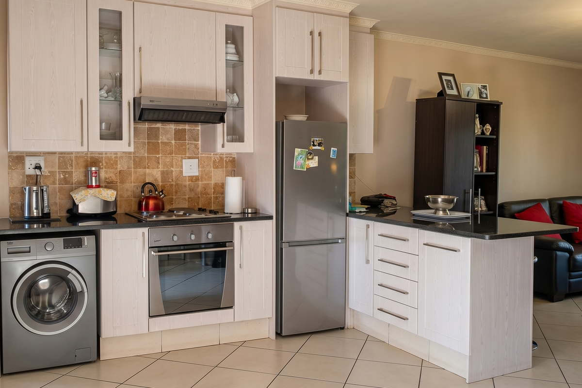 Charming Ground Floor 2-Bed, 2-Bath Unit with Garden - Photo 2