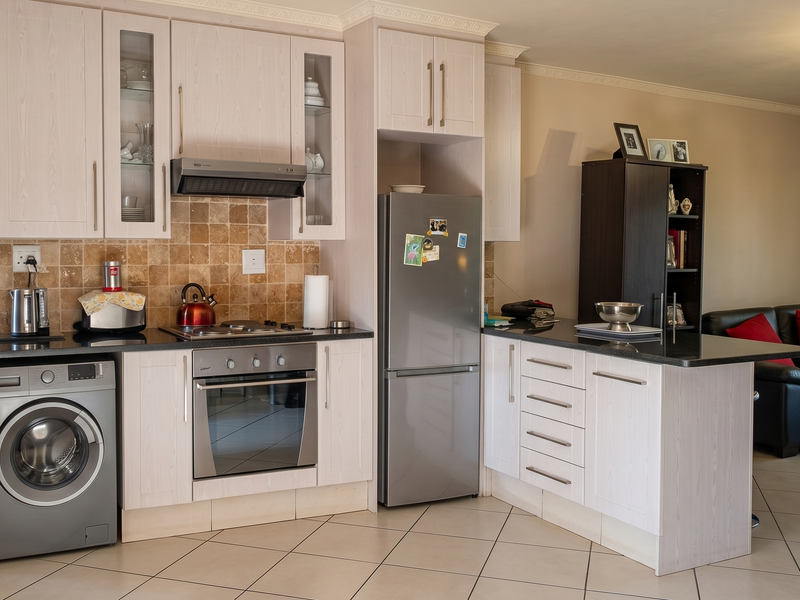 Charming Ground Floor 2-Bed, 2-Bath Unit with Garden - Photo 2