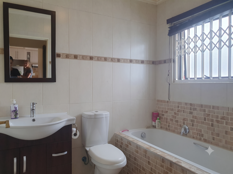 Charming Ground Floor 2-Bed, 2-Bath Unit with Garden - Photo 7