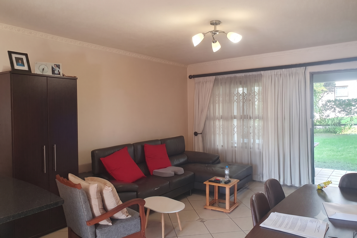 Charming Ground Floor 2-Bed, 2-Bath Unit with Garden - Photo 3