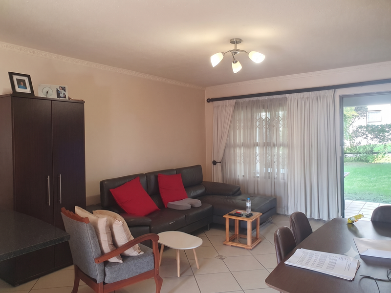 Charming Ground Floor 2-Bed, 2-Bath Unit with Garden - Photo 3