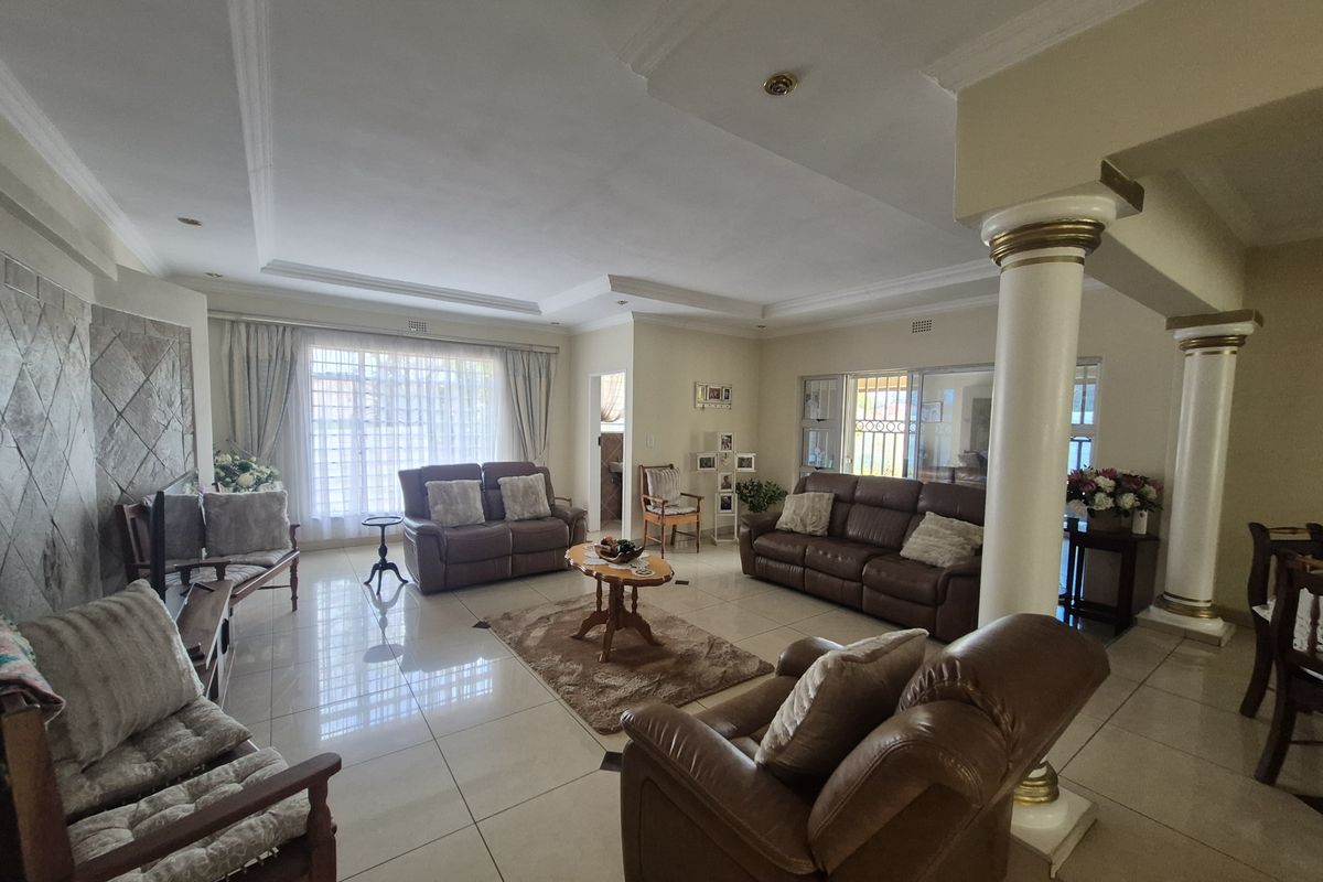Entertainer’s Dream with Stylish Living - Photo 5
