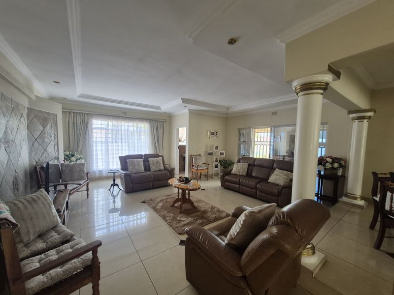 Entertainer’s Dream with Stylish Living - Photo 5