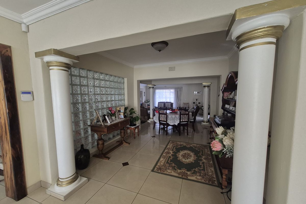 Entertainer’s Dream with Stylish Living - Photo 4