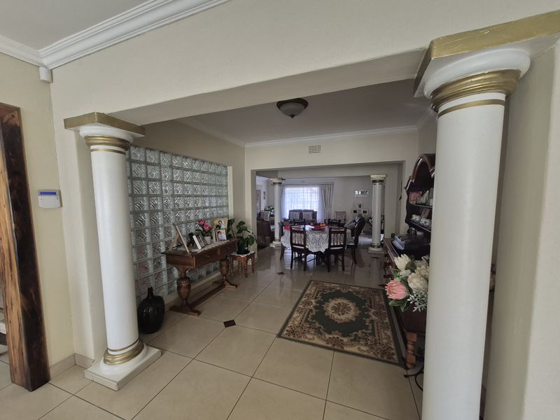 Entertainer’s Dream with Stylish Living - Photo 4