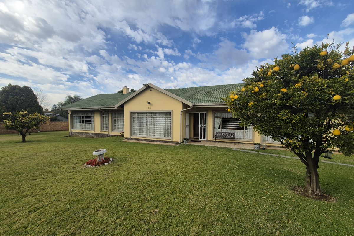 Entertainer’s Dream with Stylish Living - Photo 2