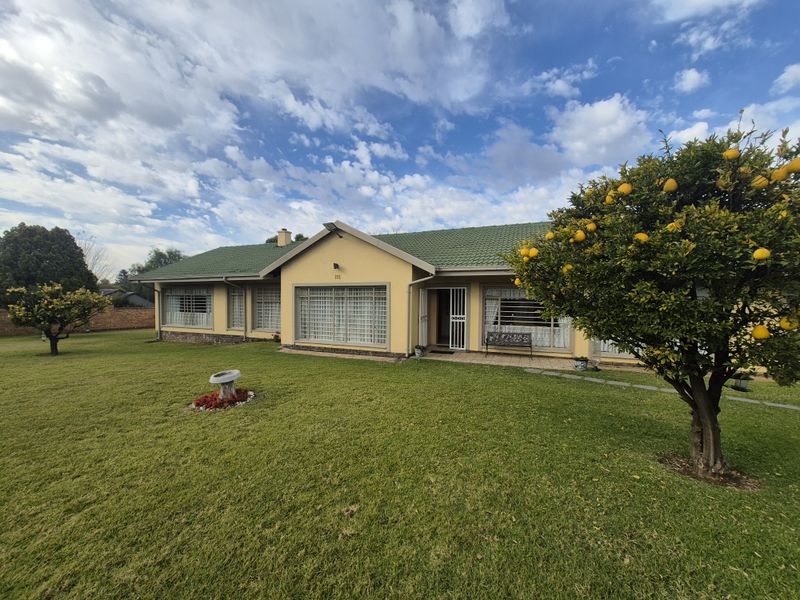Entertainer’s Dream with Stylish Living - Photo 2
